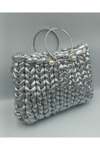 Ασημί κομψότητα! Η τέλεια χειροποίητη πλεκτή τσάντα.