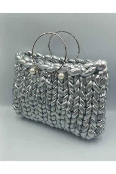Ασημί κομψότητα! Η τέλεια χειροποίητη πλεκτή τσάντα.