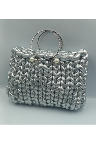 Ασημί κομψότητα! Η τέλεια χειροποίητη πλεκτή τσάντα.