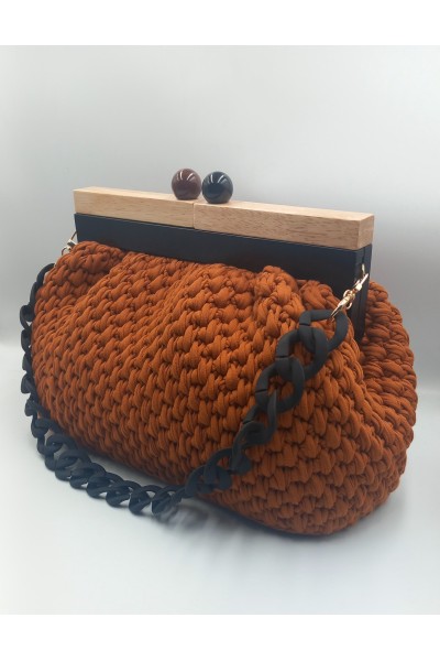 Χειροποίητη τσάντα με ξύλινο δίχρωμο κούμπωμα.