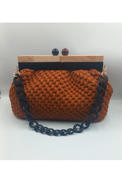 Χειροποίητη τσάντα με ξύλινο δίχρωμο κούμπωμα.