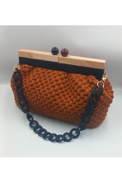 Χειροποίητη τσάντα με ξύλινο δίχρωμο κούμπωμα.