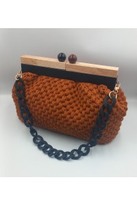 Χειροποίητη τσάντα με ξύλινο δίχρωμο κούμπωμα.