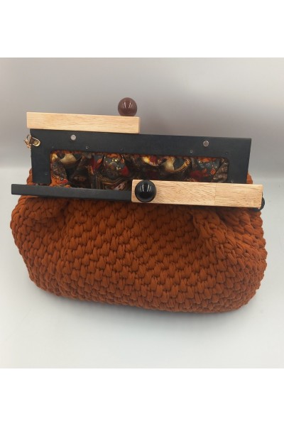 Χειροποίητη τσάντα με ξύλινο δίχρωμο κούμπωμα.