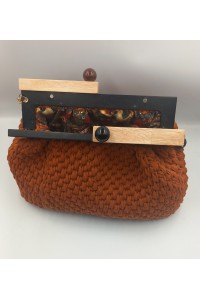 Χειροποίητη τσάντα με ξύλινο δίχρωμο κούμπωμα.