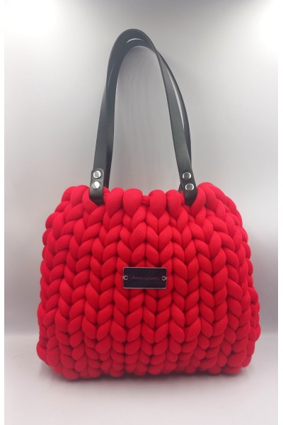 Χειροποίητη πλεκτή τσάντα σε κόκκινο της φωτιάς.