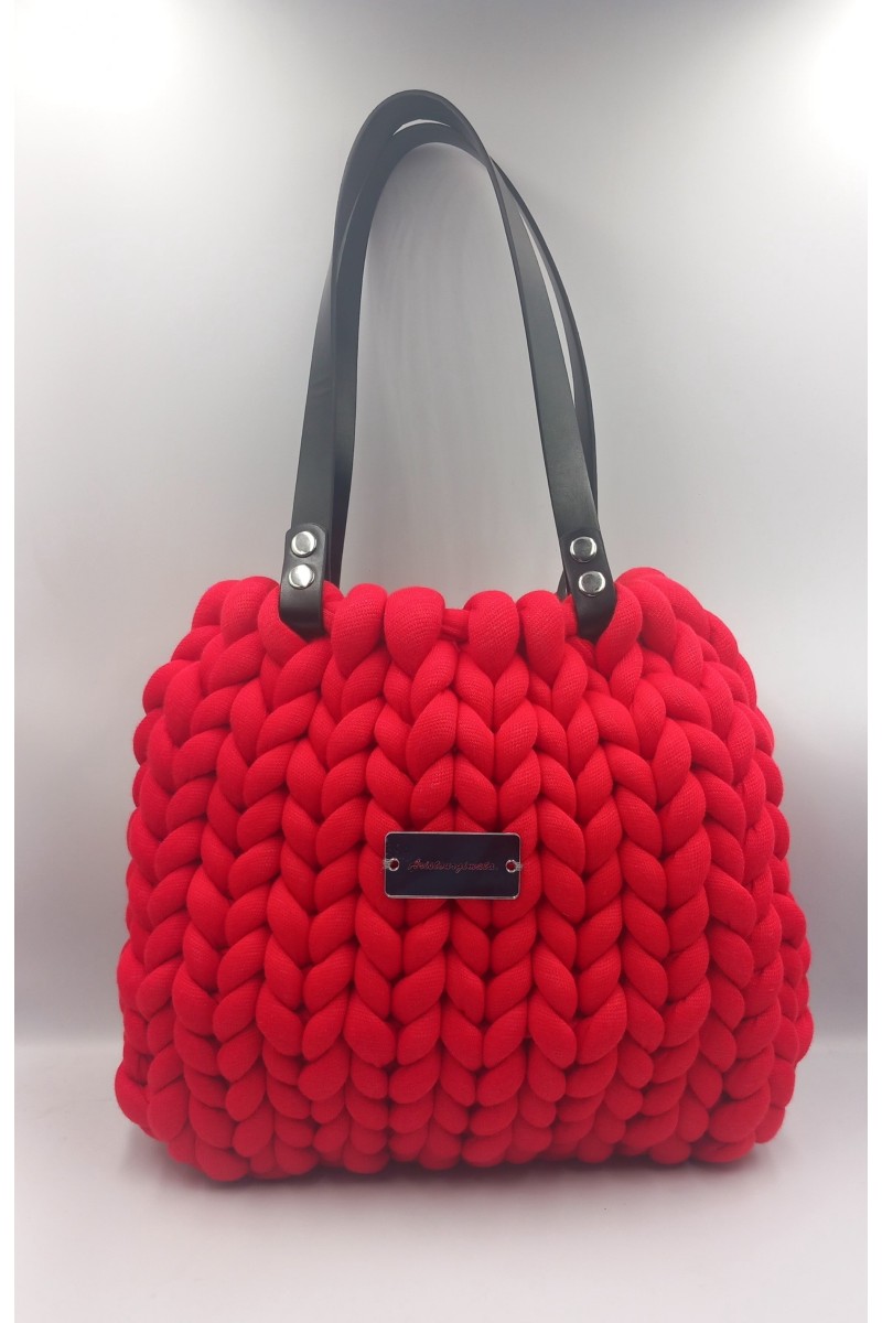 Χειροποίητη πλεκτή τσάντα σε κόκκινο της φωτιάς.