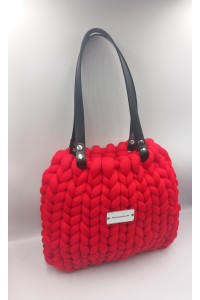 Χειροποίητη πλεκτή τσάντα σε κόκκινο της φωτιάς.