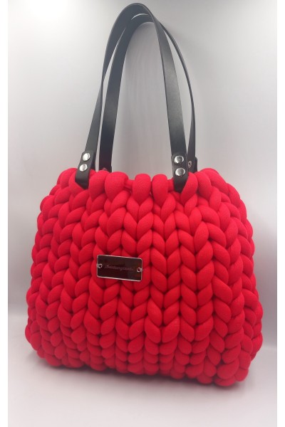 Χειροποίητη πλεκτή τσάντα σε κόκκινο της φωτιάς.