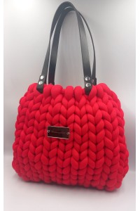 Χειροποίητη πλεκτή τσάντα σε κόκκινο της φωτιάς.