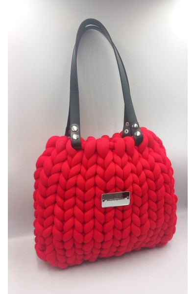 Χειροποίητη πλεκτή τσάντα σε κόκκινο της φωτιάς.