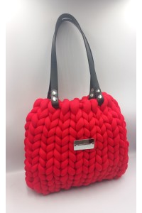 Χειροποίητη πλεκτή τσάντα σε κόκκινο της φωτιάς.