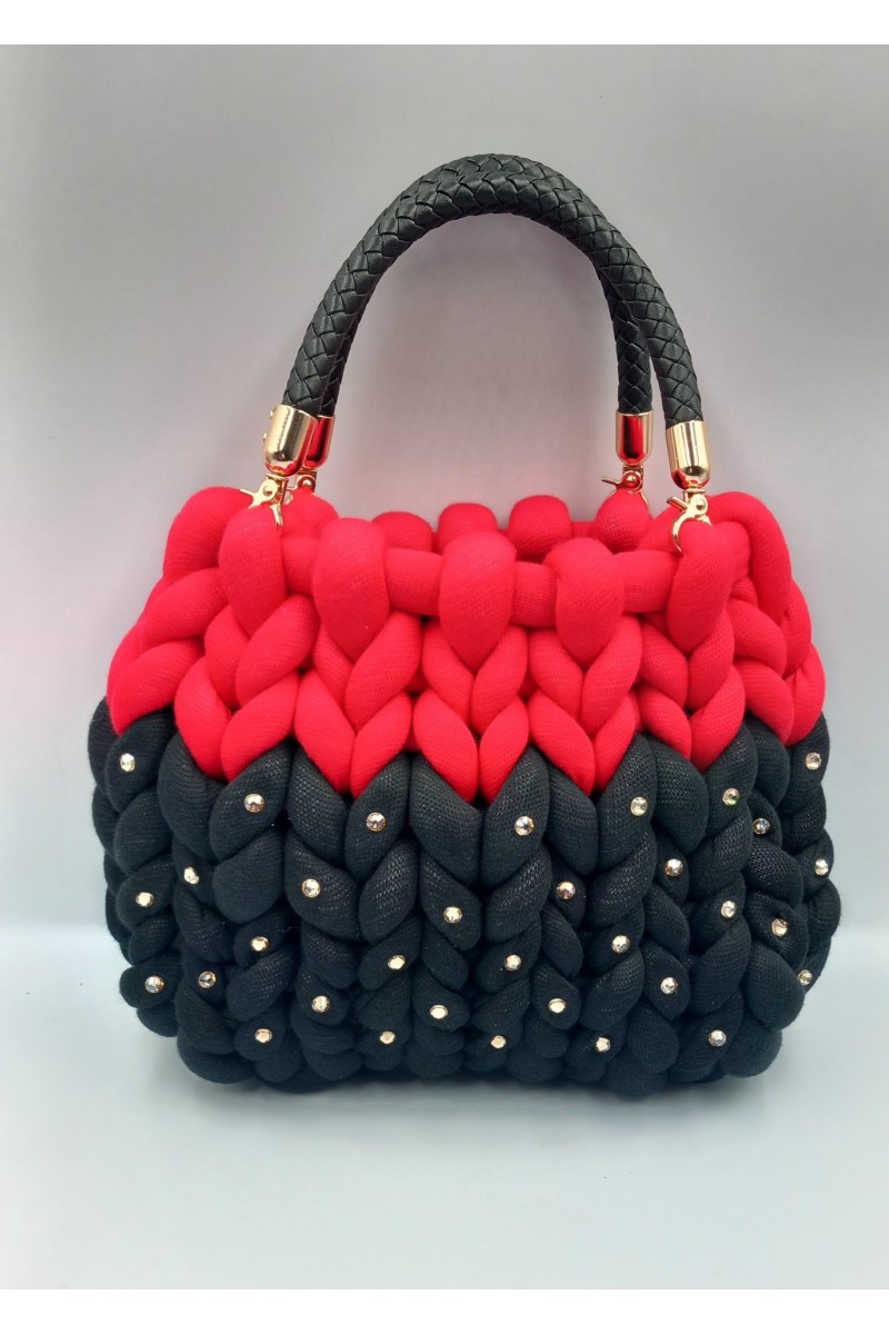 Chunky Red Luxury: Χειροποίητη κομψότητα σε φλογερό κόκκινο.