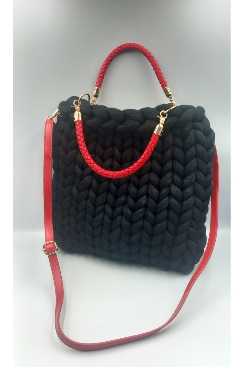 Χειροποίητη πλεκτή τσάντα σε μαύρο με κόκκινα χερούλια.