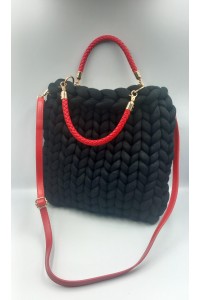 Χειροποίητη πλεκτή τσάντα σε μαύρο με κόκκινα χερούλια.