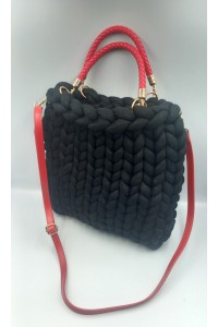 Χειροποίητη πλεκτή τσάντα σε μαύρο με κόκκινα χερούλια.