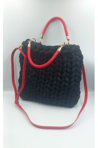 Χειροποίητη πλεκτή τσάντα σε μαύρο με κόκκινα χερούλια.