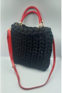 Χειροποίητη πλεκτή τσάντα σε μαύρο με κόκκινα χερούλια.
