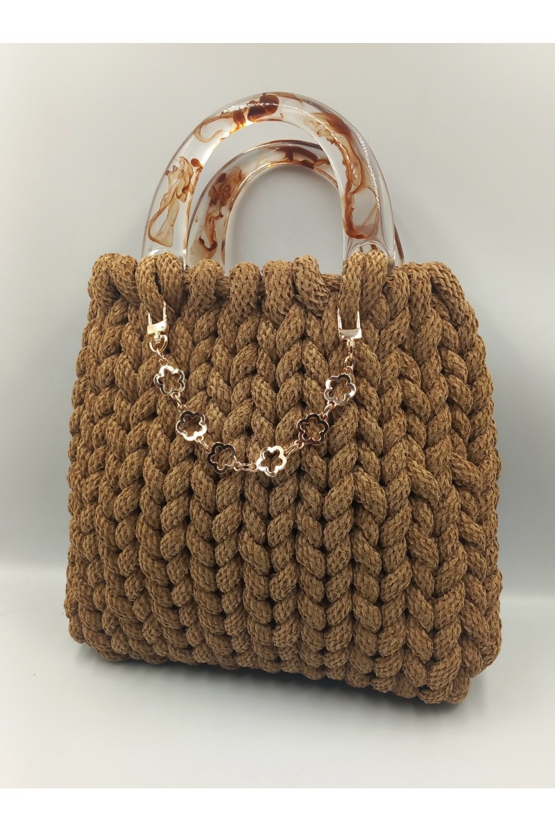 Χειροποίητη πλεκτή τσάντα σε καφέ ανοιχτό χρώμα με κοκκάλινα χερούλια.
