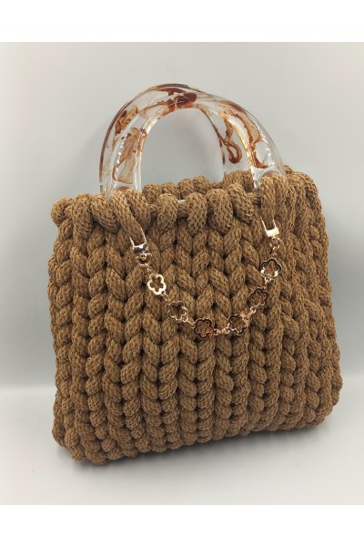 Χειροποίητη πλεκτή τσάντα σε καφέ ανοιχτό χρώμα με κοκκάλινα χερούλια.