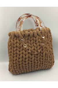 Χειροποίητη πλεκτή τσάντα σε καφέ ανοιχτό χρώμα με κοκκάλινα χερούλια.