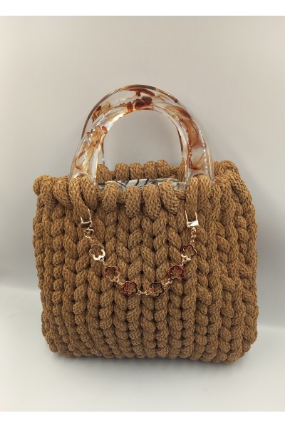 Χειροποίητη πλεκτή τσάντα σε καφέ ανοιχτό χρώμα με κοκκάλινα χερούλια.
