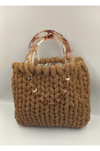 Χειροποίητη πλεκτή τσάντα σε καφέ ανοιχτό χρώμα με κοκκάλινα χερούλια.