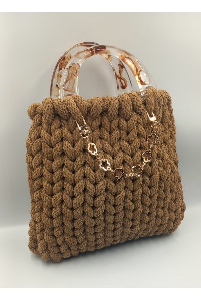 Χειροποίητη πλεκτή τσάντα σε καφέ ανοιχτό χρώμα με κοκκάλινα χερούλια.