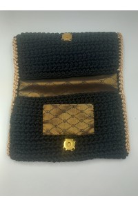 Χειροποίητη πλεκτή καπνοθήκη σε μαύρο χρυσό.