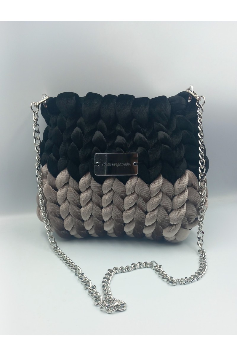 Δίχρωμη πλεκτή βελουδινη τσάντα σε μαύρο-γκρι.