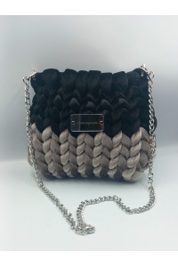 Δίχρωμη πλεκτή βελουδινη τσάντα σε μαύρο-γκρι.