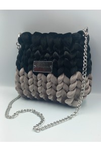 Δίχρωμη πλεκτή βελουδινη τσάντα σε μαύρο-γκρι.