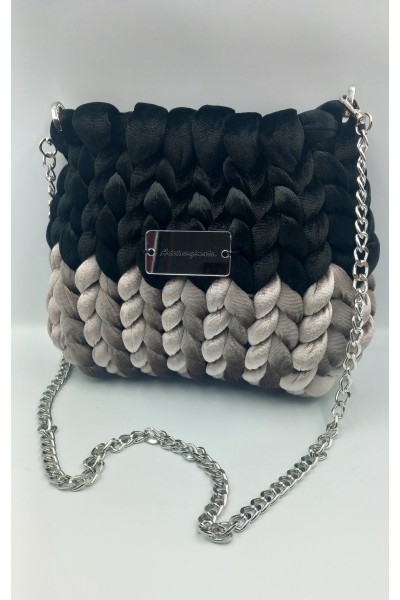 Δίχρωμη πλεκτή βελουδινη τσάντα σε μαύρο-γκρι.