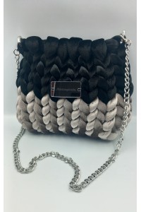 Δίχρωμη πλεκτή βελουδινη τσάντα σε μαύρο-γκρι.