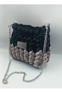 Δίχρωμη πλεκτή βελουδινη τσάντα σε μαύρο-γκρι.