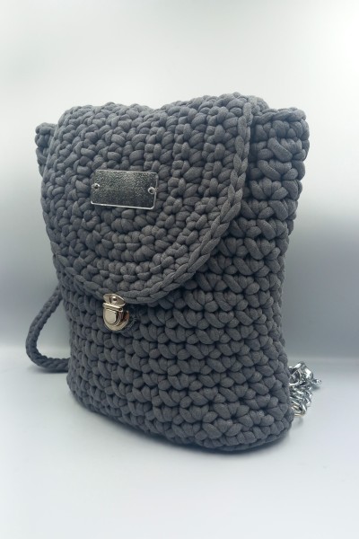 Χειροποίητο Πλεκτό Backpack σε Γκρι Ανθρακί με Ασημένιο Κούμπωμα & Εσωτερική Επένδυση.