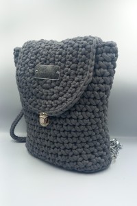 Χειροποίητο Πλεκτό Backpack σε Γκρι Ανθρακί με Ασημένιο Κούμπωμα & Εσωτερική Επένδυση.