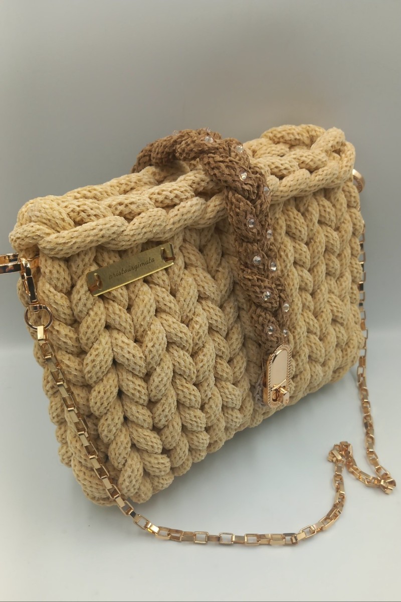 Χειροποίητη Πλεκτή Τσάντα Ώμου "Aristourgimata" – Beige & Caramel με Jewel Λεπτομέρειες ​.