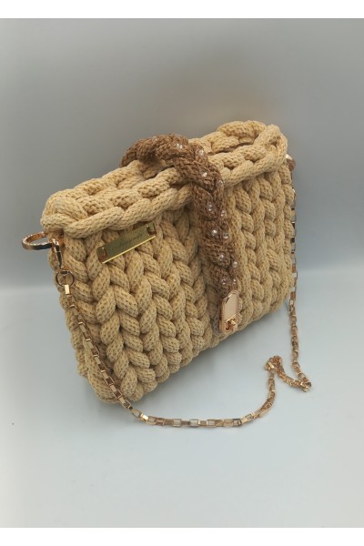 Χειροποίητη Πλεκτή Τσάντα Ώμου "Aristourgimata" – Beige & Caramel με Jewel Λεπτομέρειες ​.